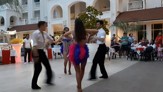 Танцевальное шоу во время ужина в Oz Hotels Side Premium 5*. Отдых в Турции.