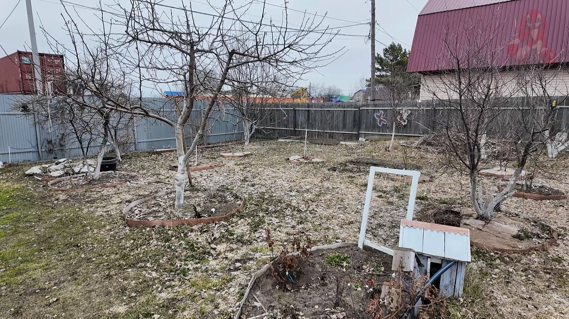 Сад в конце апреля, уборка листьев,обработка и посадка деревьев.