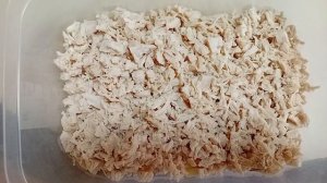 Салат с курицей , ананасом и сыром .