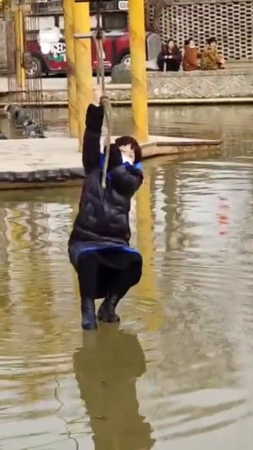 Аква парк в Китае. В зимней одежде полностью упала в воду. Wetlook