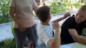 День рождения у нашей маленькой гостьи. Дети устраивают конкурсы.