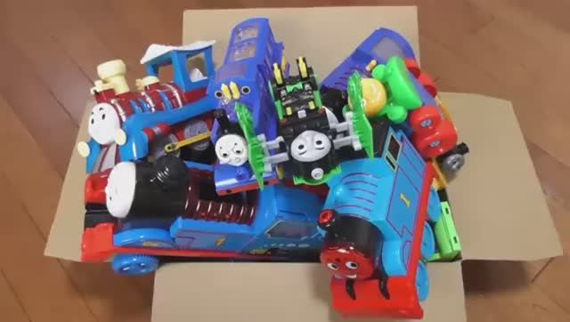 Для детей.  Паровозик Томас и его друзья! Играем паровозиками.