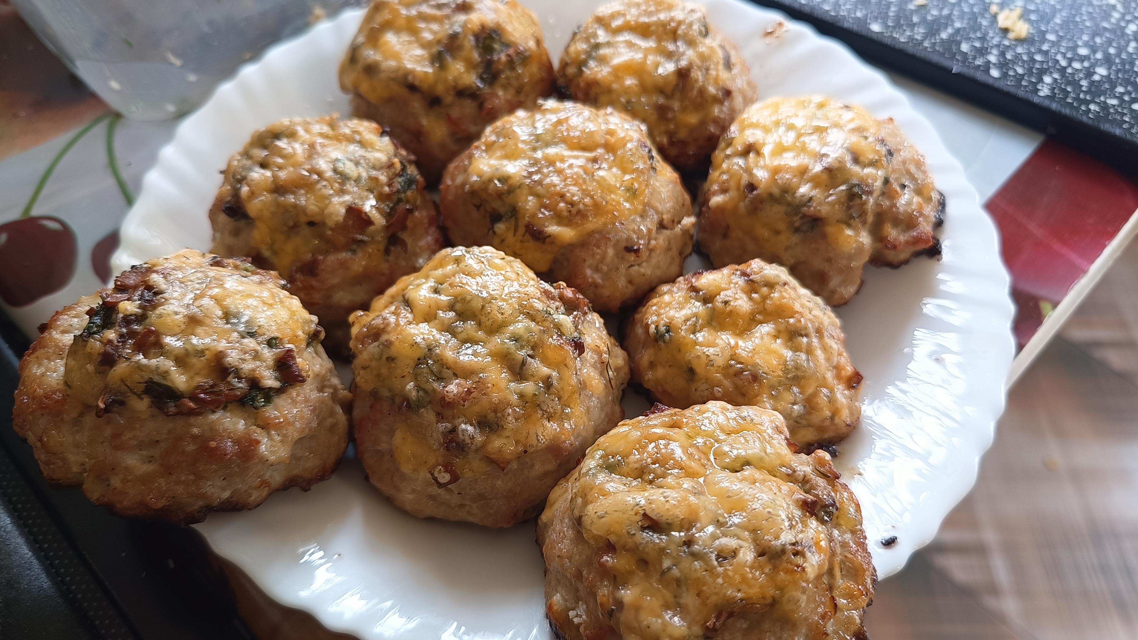 Мясные шарики с начинкой и без