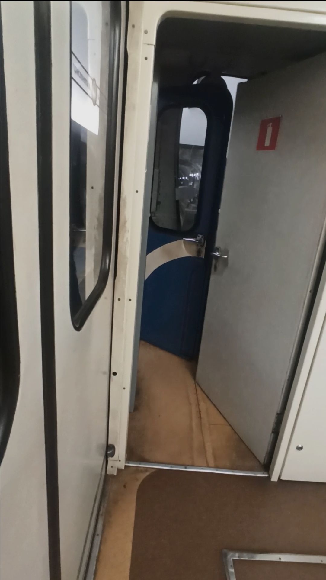 Остановка на закрытой станции метро Театральная 🟠 Петербургского метрополитен (\/)