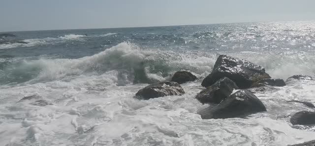 Крым, Симеиз, дикий пляж в скалах. Штормит. Сентябрь.