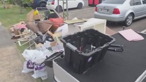 Я ОбАлДеЛа Нашла коробку на свалке и забрала Тонны вещей бесплатно на улице