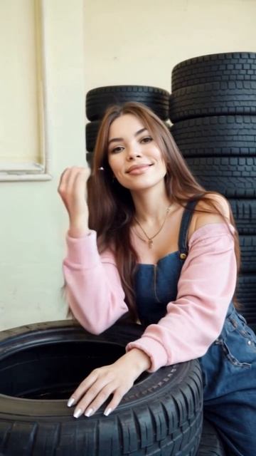 Девушка с шинами