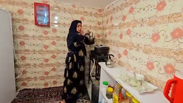 Вторая жена в гневе строит птицеферму. Первая жена печет традиционный хлеб.