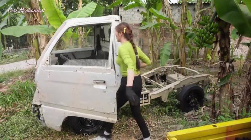 Девушка нашла заброшенный грузовик и решила его завести своими силами