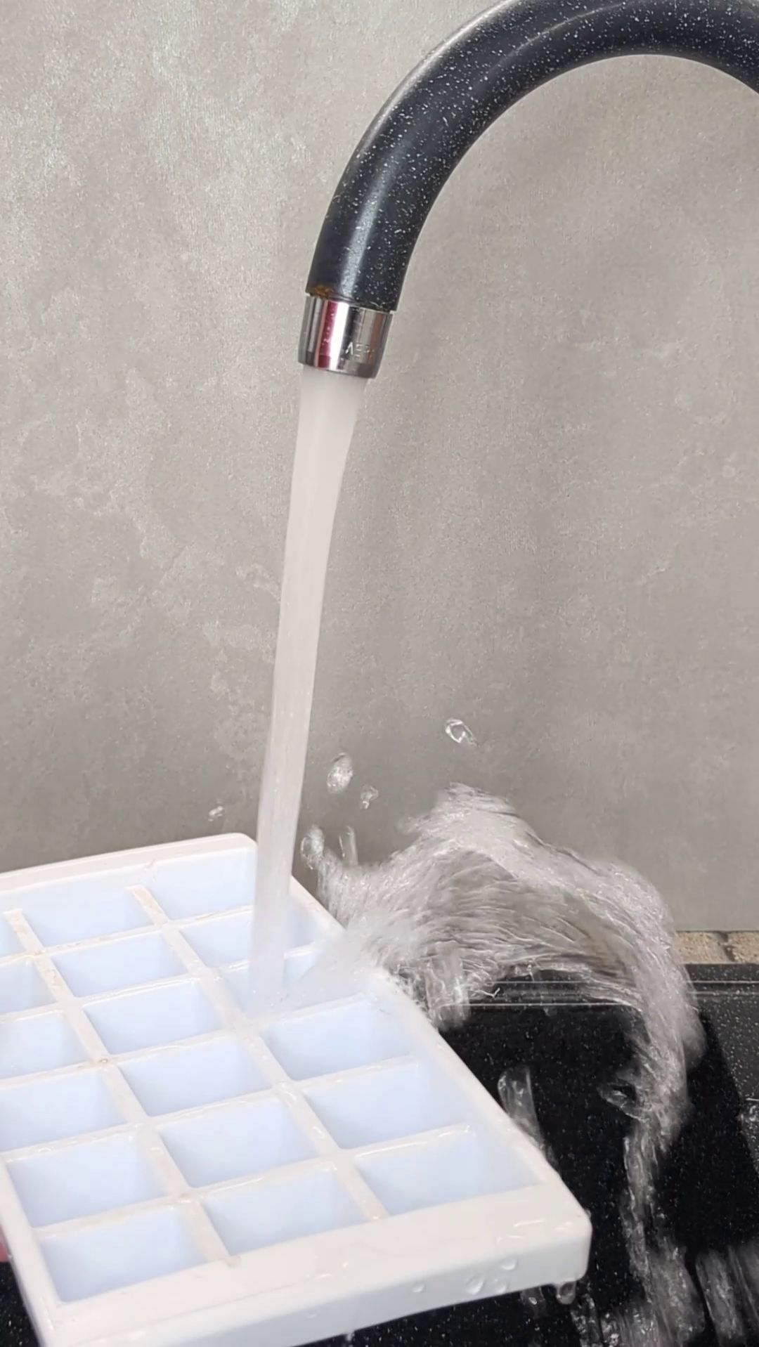 Как правильно наполнить лоток для кубиков льда водой?