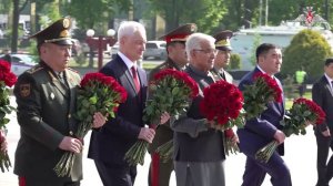 Министры обороны стран ШОС возложили цветы к Вечному огню на Площади Победы в Бишкеке 28 апреля 2026