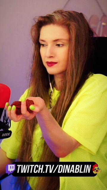 ПОЛИРУЮ СВОИ ОРЕШКИ  Дина Блин делает ASMR с орешками dinablin
