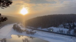 Поезд на фоне зимнего рассвета. Красивое место.