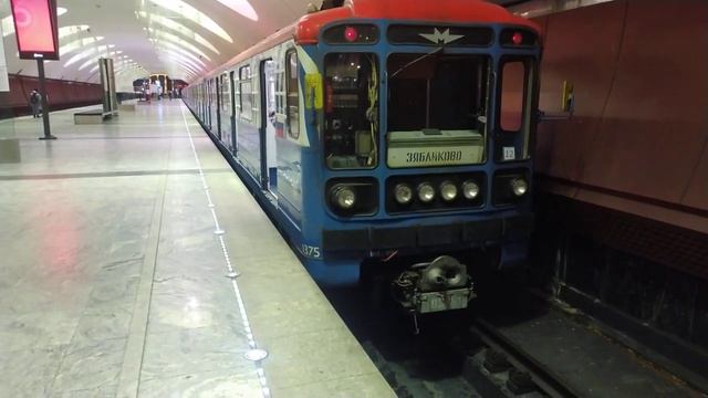 Станция метро поезд пассажир интерьер Москва Борисово 30