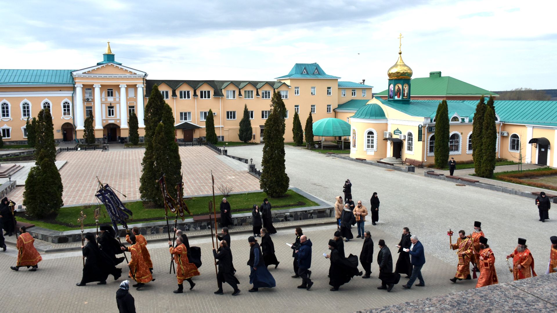 Литургия в соборе Владимирской иконы Божьей Матери Задонского мужского монастыря, день Жен Мироносиц