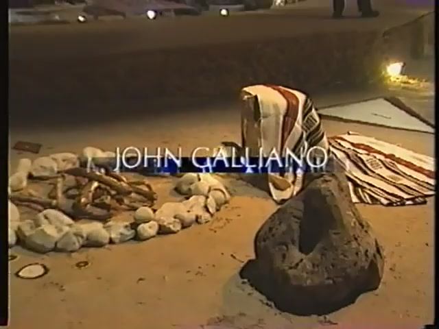 Показ женской коллекции  John Galliano осень-зима 1996-1997