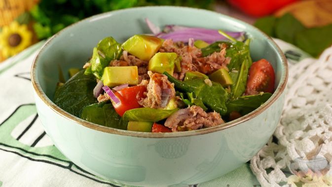 САЛАТ С ТУНЦОМ ШПИНАТОМ ПОМИДОРАМИ И АВОКАДО