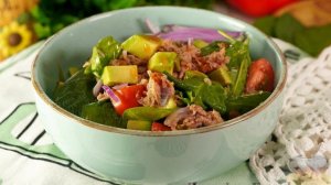 САЛАТ С ТУНЦОМ, ШПИНАТОМ, ПОМИДОРАМИ И АВОКАДО