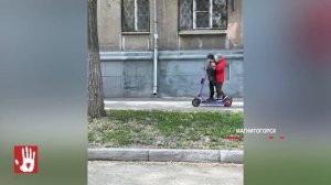 Самокатчики звереют: одни дерутся с пешеходами, другие ломают транспорт