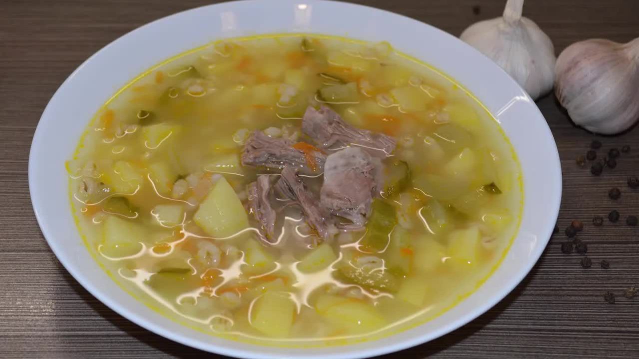 А с рассолом действительно вкуснее! Рассольник с перловкой и солеными огурцами - сытный рецепт супа!