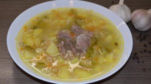 А с рассолом действительно вкуснее! Рассольник с перловкой и солеными огурцами - сытный рецепт супа!