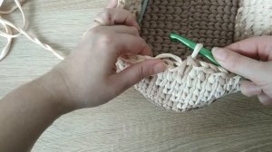 Вяжу 6-8 ряды стенки люльки для куклы из трикотажной пряжи