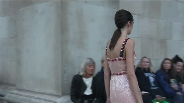 Показ женской коллекции Erdem весна-лето 2024