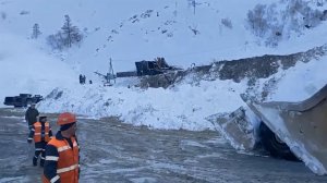 Появились кадры с места схода лавины на руднике в Бурятии.