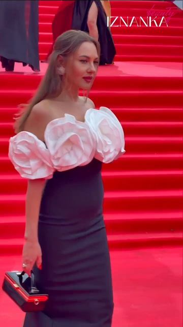 Певица и топ ведущая Жара  Натали Андрес на Закрытии ММКФ блистает в элегантном платье.