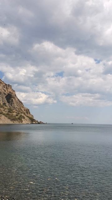 Вид на гору, пляж, п. Курортное. Крым, Россия.