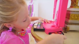 Настя наводит красоту, делает макияж и наряжается в пл