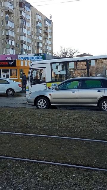 В Ангарске автобус провалился передней частью в асфальт (28.04.2026)😱