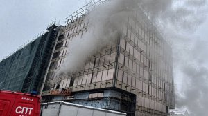 Многоэтажое здание горит на севере Москвы. Жертвами стали три человека