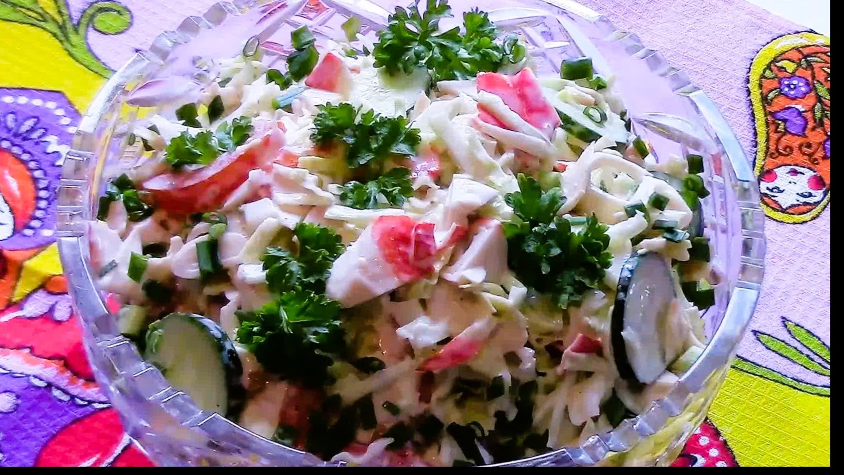 Простой и очень вкусный крабовый салат свежесть.