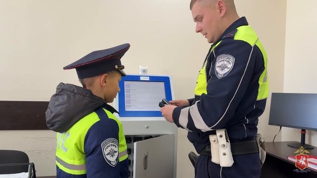 В Севастополе полицейские познакомили со своей службой мальчика, мечтающего стать инспектором ДПС