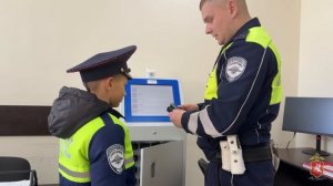 В Севастополе полицейские познакомили со своей службой мальчика, мечтающего стать инспектором ДПС