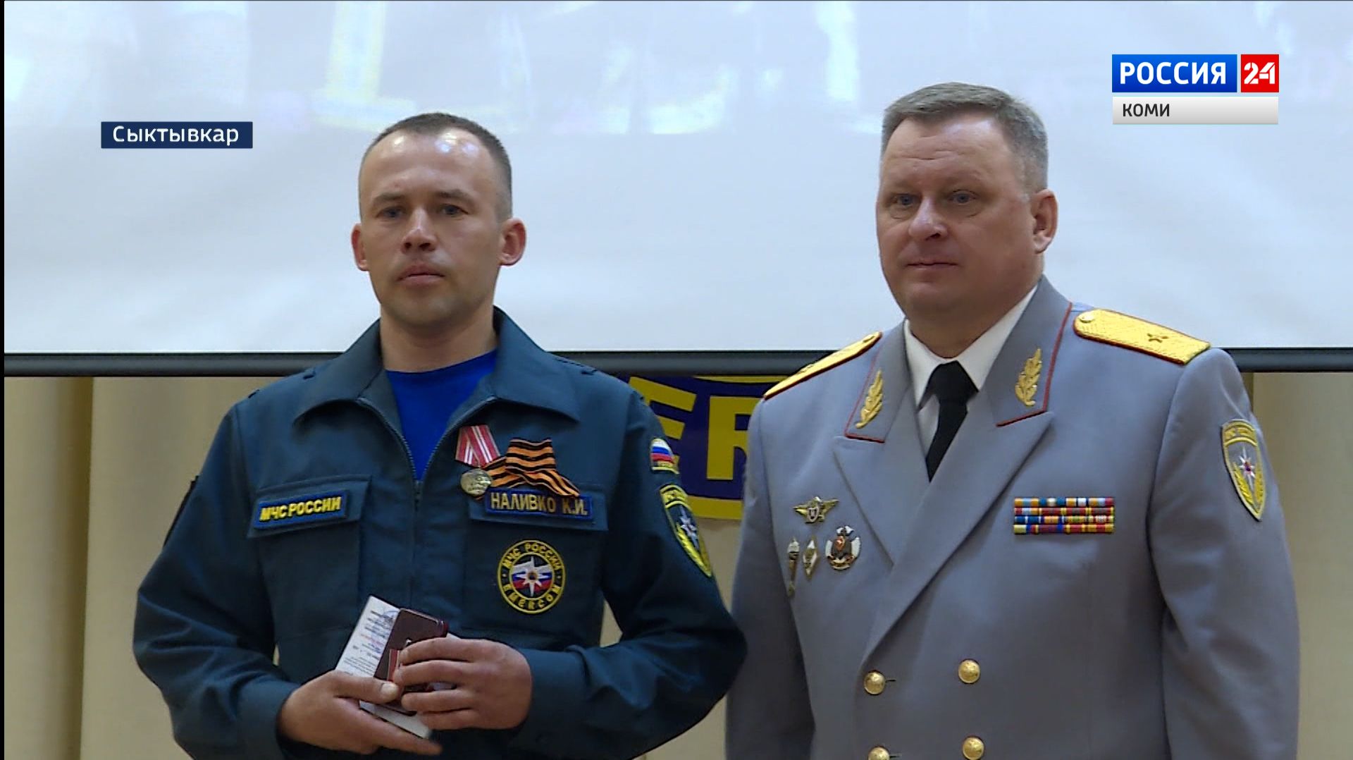 В преддверии Дня пожарной охраны в Главном управлении МЧС чествовали лучших сотрудников