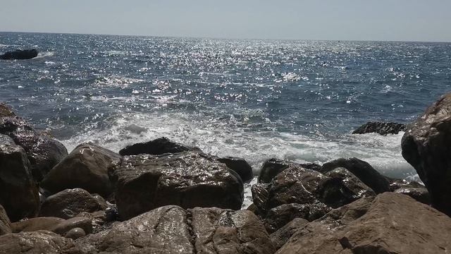 Дикий пляж в скалах, п. Симеиз, Крым, Россия.