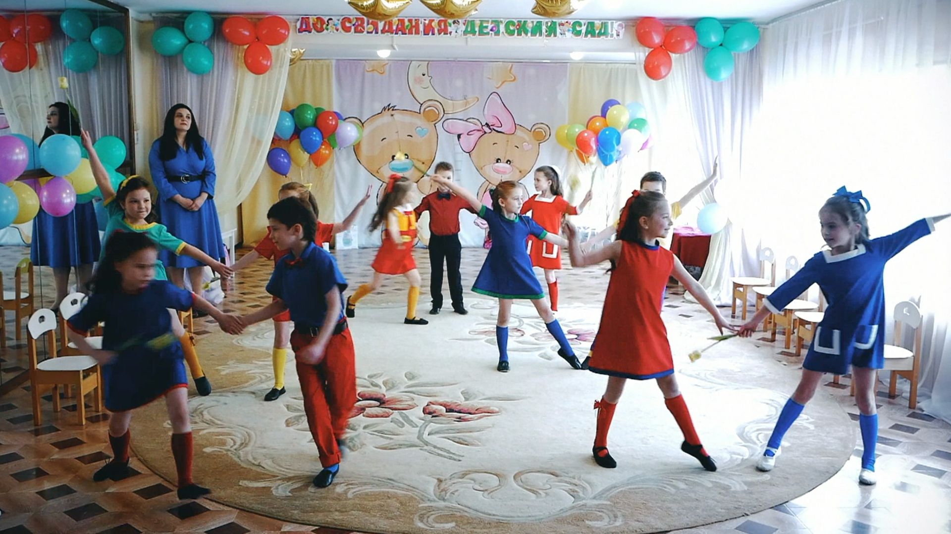 Зачетныи танец выпускников - девченки и мальчишки станцевали даже лучше чем могли