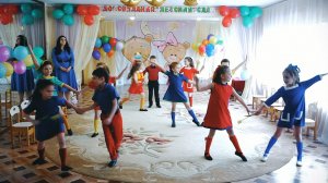 Зачётный танец выпускников - девчёнки и мальчишки станцевали даже лучше чем могли)