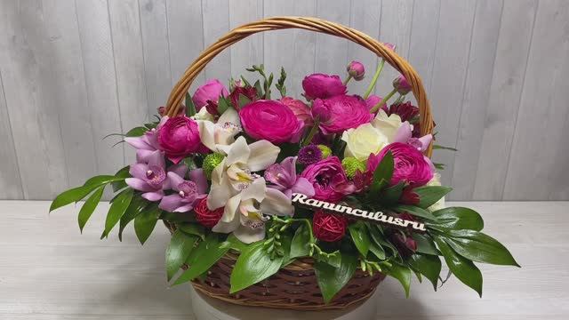 Корзина из орхидей и ранункулюсов