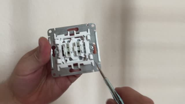 Как установить двухклавишный выключатель в квартире