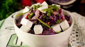 САЛАТ ИЗ КРАСНОКОЧАННОЙ КАПУСТЫ С РЕДИСОМ, БЕКОНОМ И ФЕТОЙ