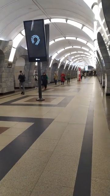 Станция метро поезд пассажир интерьер Москва Чкаловская, Москва