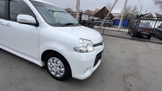 Toyota Sienta 2012 год