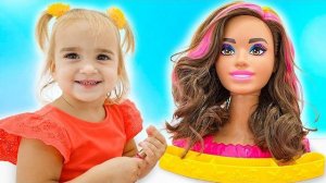 Алиса и её подруга играют в салон красоты