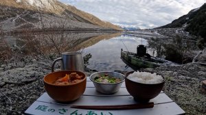 Зимний кемпинг на пикапе в морозную погоду, приготовление блюд и рыбалка на каяках на горном озере