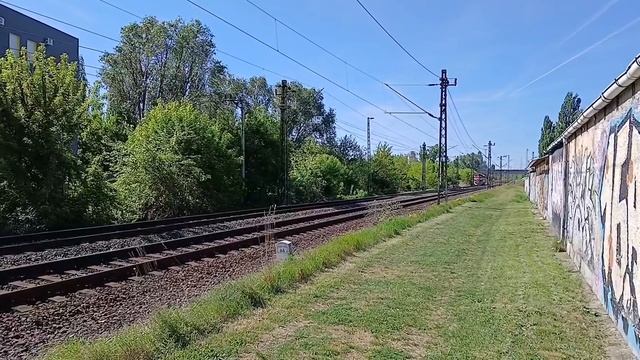 Тепловоз М61.010 следует резервом