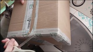Получили посылку 📦. Распаковываем почти всей семьёй.  Кто не принимает участие в распаковке 😊?