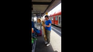 Аркадий Шилклопер на перроне пробует Фогельхорн